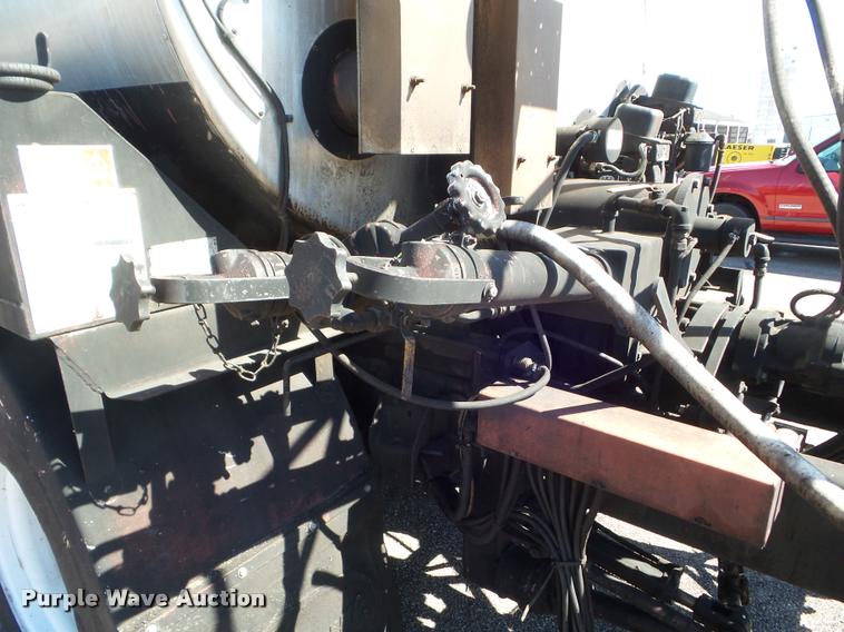 image for item L1643 1998 Ford F800 oil distributor truck