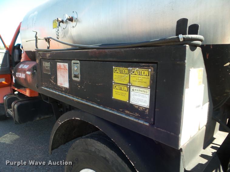 image for item L1643 1998 Ford F800 oil distributor truck