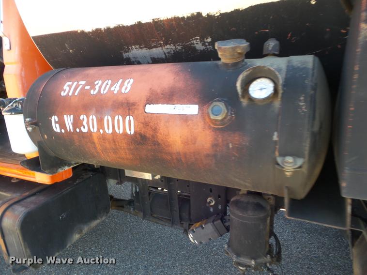 image for item L1643 1998 Ford F800 oil distributor truck