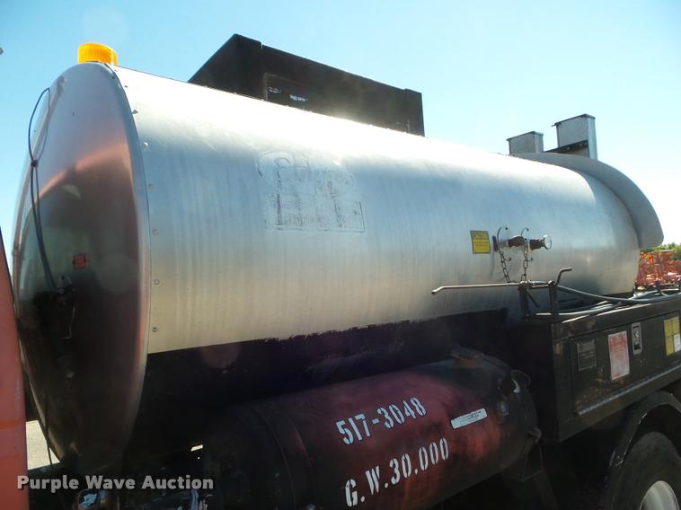 image for item L1643 1998 Ford F800 oil distributor truck