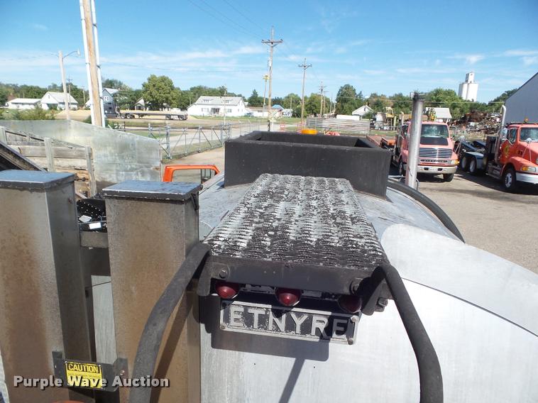 image for item L1643 1998 Ford F800 oil distributor truck