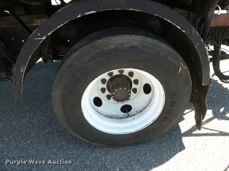 image for item L1643 1998 Ford F800 oil distributor truck