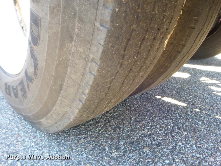 image for item L1643 1998 Ford F800 oil distributor truck