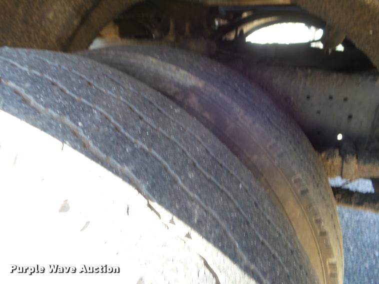 image for item L1643 1998 Ford F800 oil distributor truck