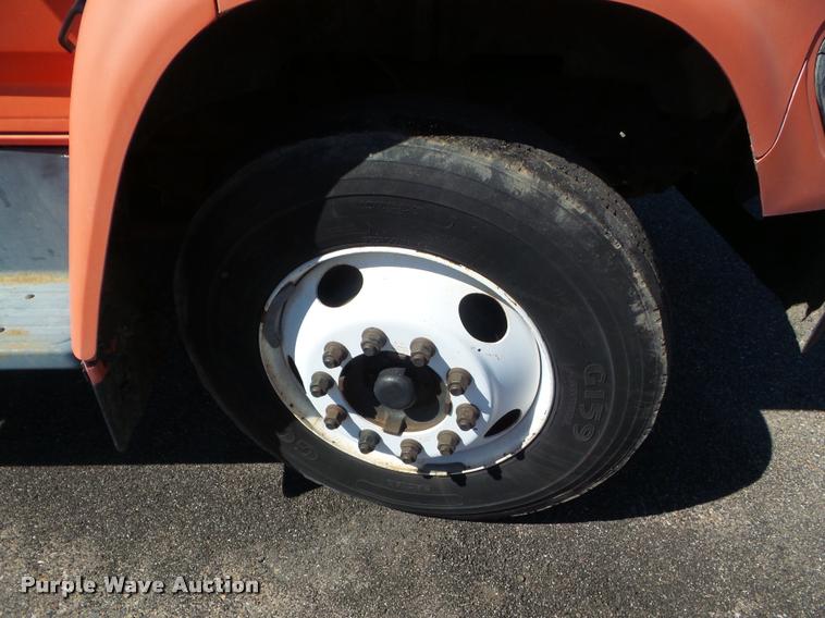 image for item L1643 1998 Ford F800 oil distributor truck