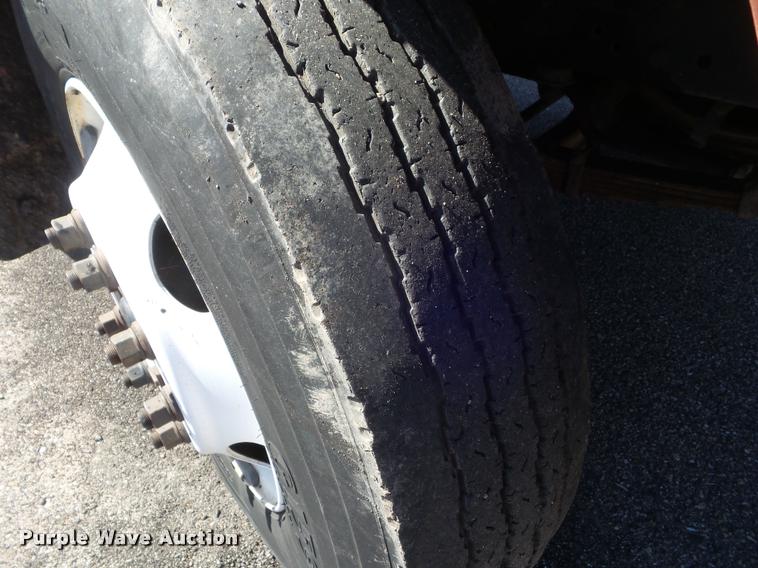 image for item L1643 1998 Ford F800 oil distributor truck