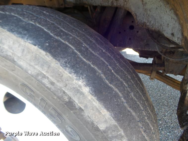 image for item L1643 1998 Ford F800 oil distributor truck