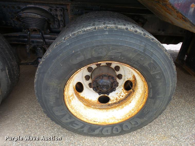 image for item L2658 2001 Sterling L7500 dump truck