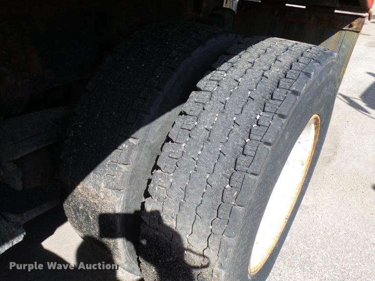 image for item L2662 2001 Sterling L7500 dump truck