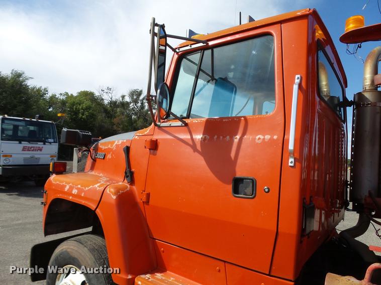 image for item L2663 1996 Ford LNT9000 flatbed truck