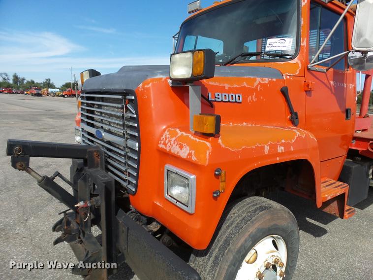 image for item L2663 1996 Ford LNT9000 flatbed truck