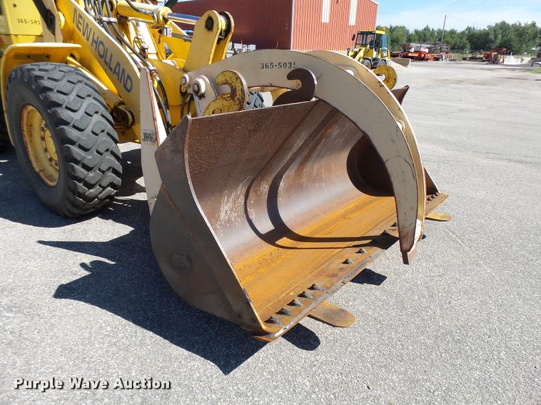 image for item L2665 2004 New Holland LW110B wheel loader