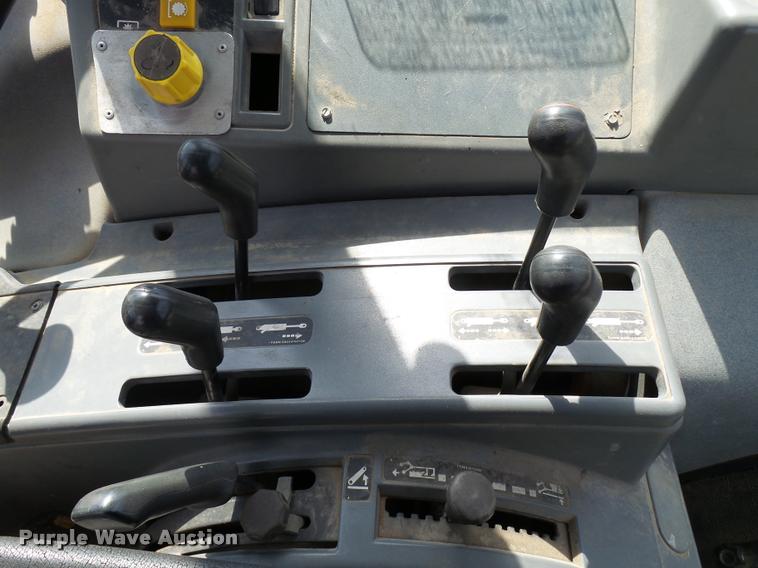 image for item L2672 1997 New Holland 5640SL tractor