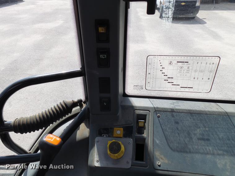 image for item L2672 1997 New Holland 5640SL tractor