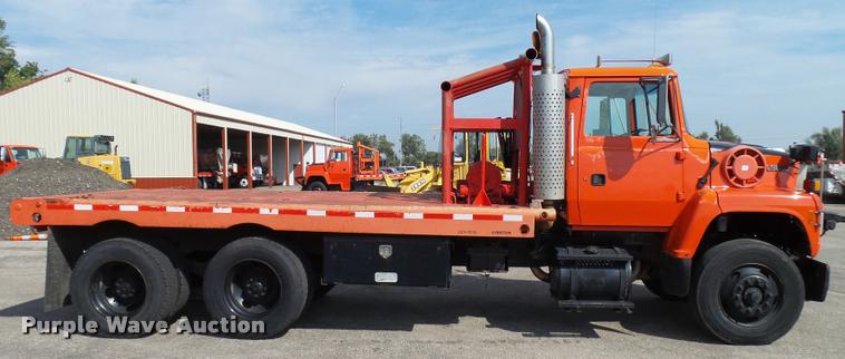 image for item L2673 1996 Ford LNT9000 flatbed truck