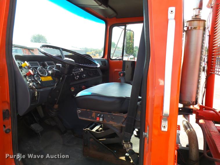 image for item L2673 1996 Ford LNT9000 flatbed truck