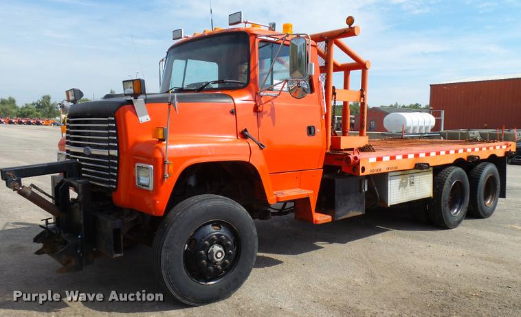 image for item L2674 1997 Ford LNT9000 flatbed truck