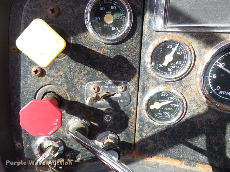 image for item L2674 1997 Ford LNT9000 flatbed truck