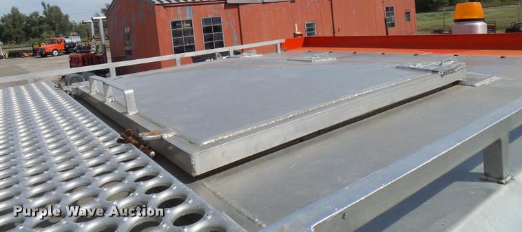 image for item L2685 1997 International 4900 dump truck