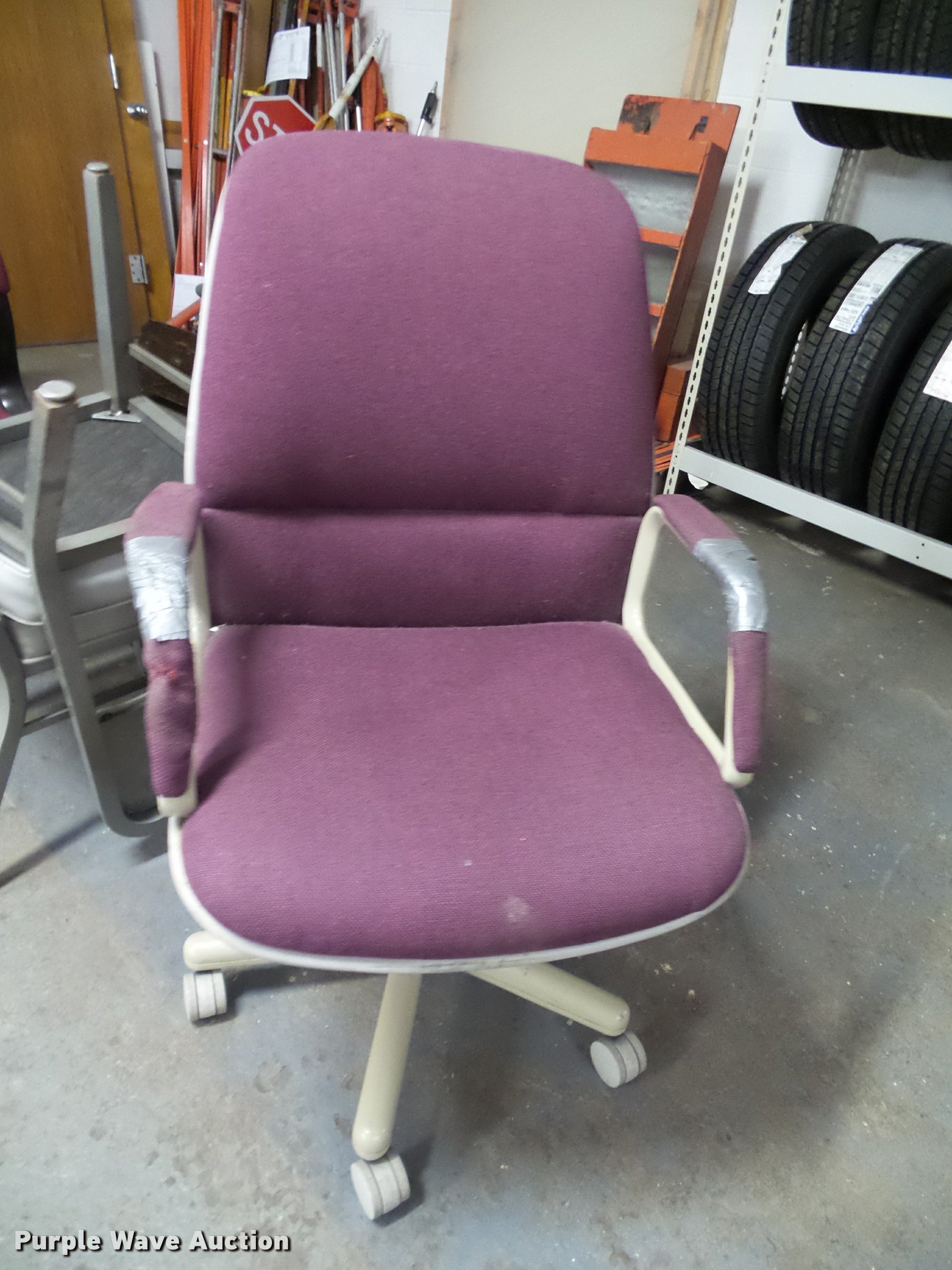Furniture in Topeka, KS Item BV9276 sold Purple Wave