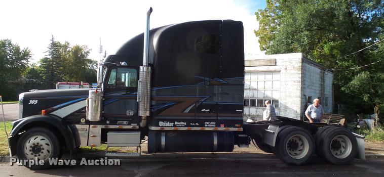 image for item AL9105 2001 Freightliner Classic XL Limited semi truck