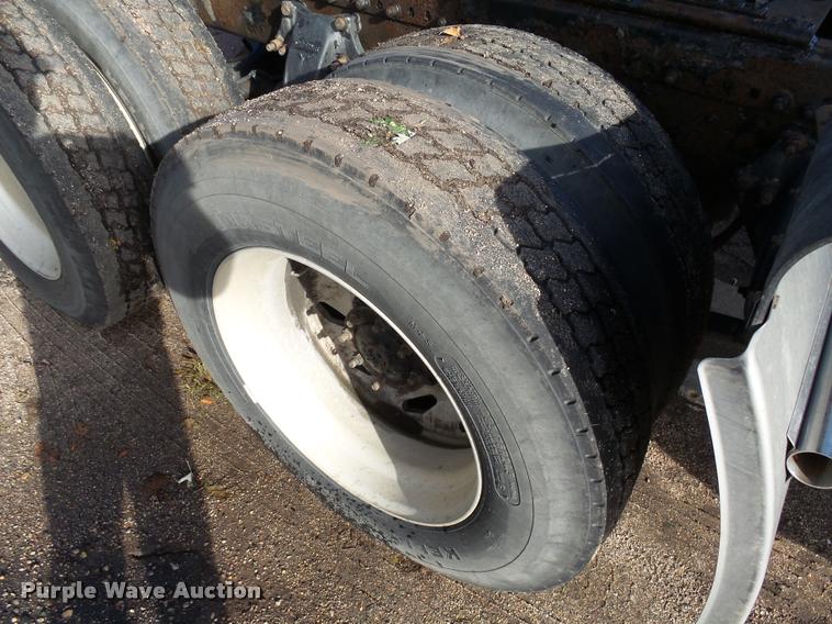 image for item AL9105 2001 Freightliner Classic XL Limited semi truck