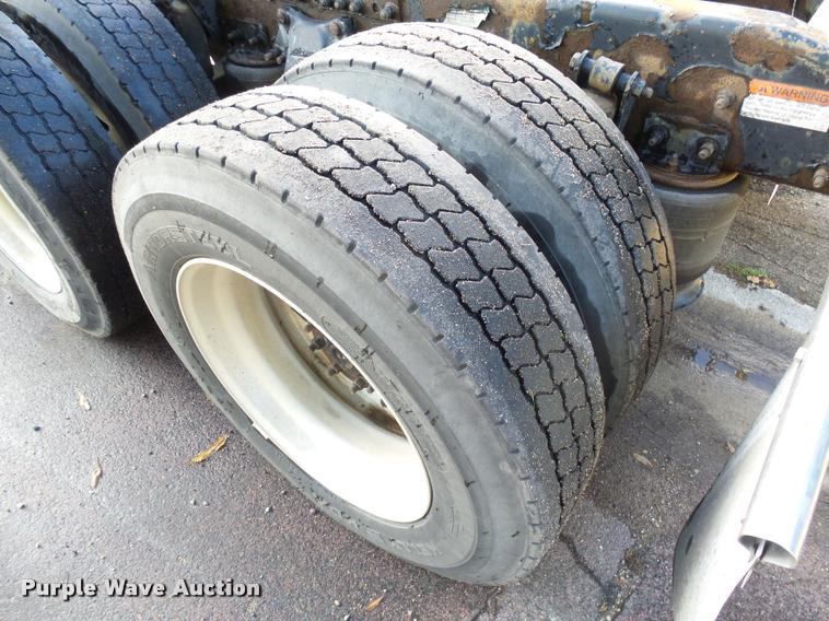 image for item AL9105 2001 Freightliner Classic XL Limited semi truck