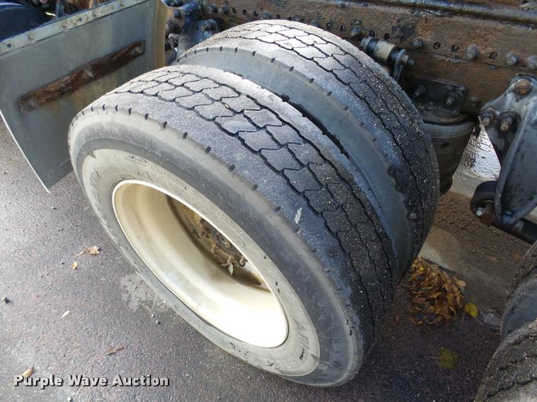 image for item AL9105 2001 Freightliner Classic XL Limited semi truck