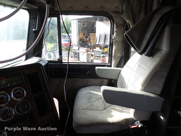 image for item AL9105 2001 Freightliner Classic XL Limited semi truck