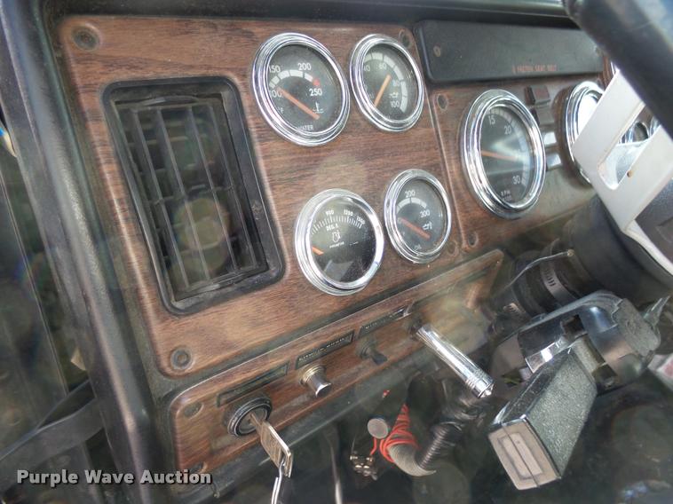 image for item AL9105 2001 Freightliner Classic XL Limited semi truck