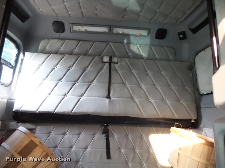 image for item AL9105 2001 Freightliner Classic XL Limited semi truck