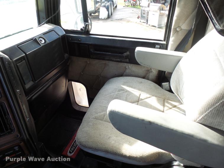 image for item AL9105 2001 Freightliner Classic XL Limited semi truck