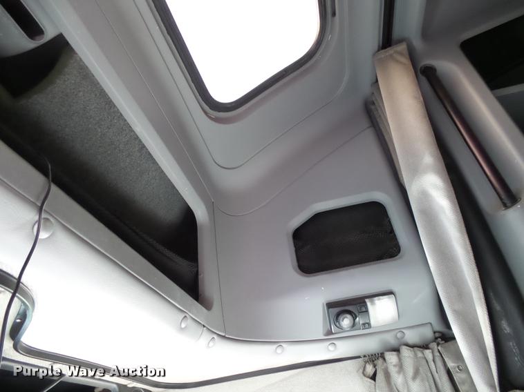 image for item AL9105 2001 Freightliner Classic XL Limited semi truck