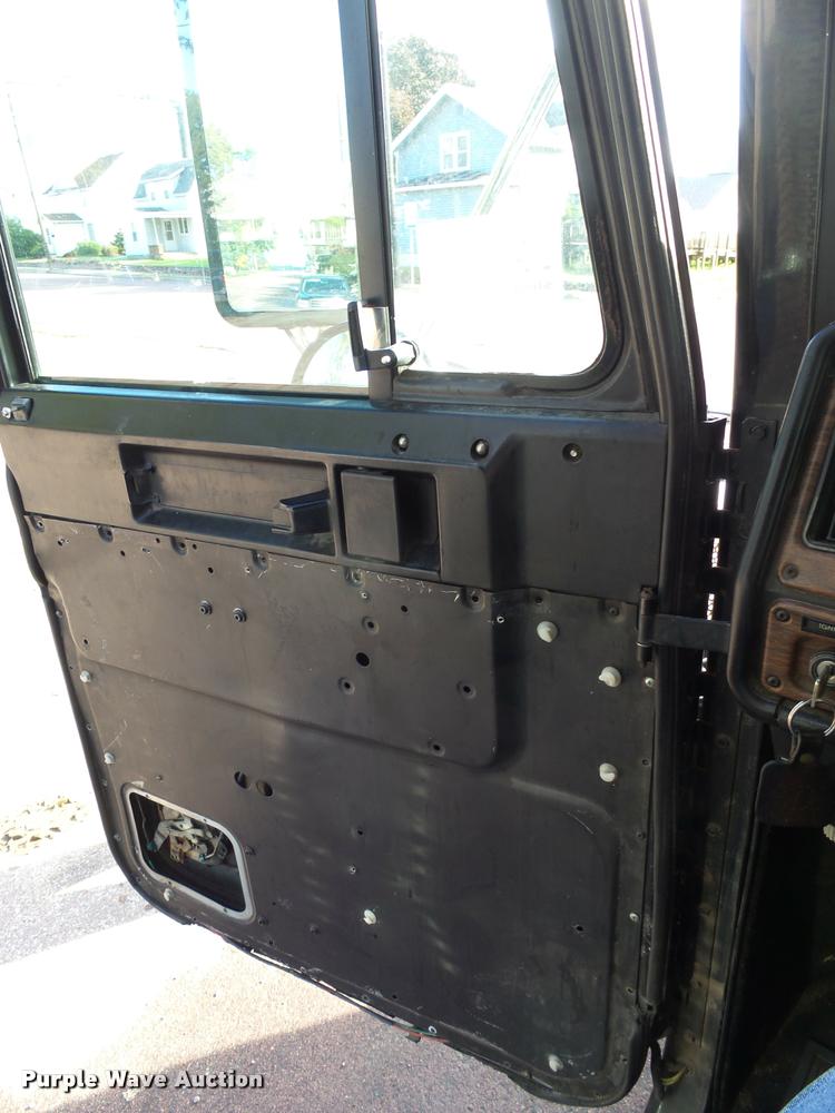 image for item AL9105 2001 Freightliner Classic XL Limited semi truck