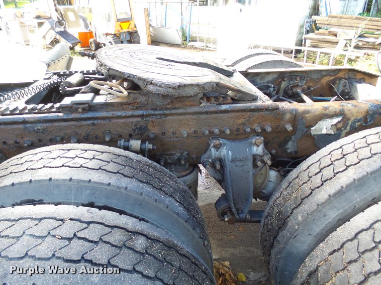 image for item AL9105 2001 Freightliner Classic XL Limited semi truck