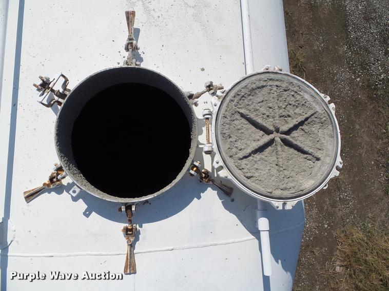 image for item BZ9857 1996 Fruehauf tank trailer