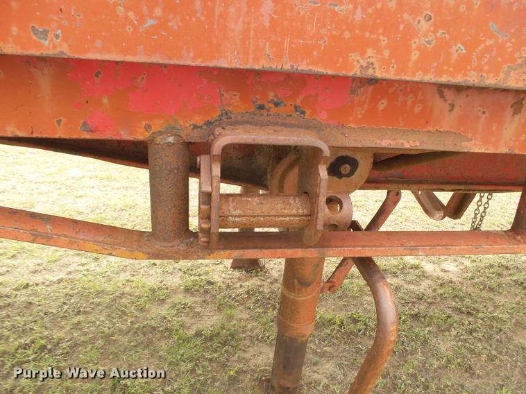 image for item DA4522 1977 Lufkin flatbed trailer