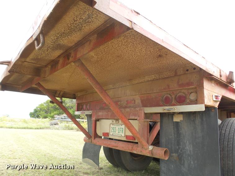 image for item DA4522 1977 Lufkin flatbed trailer