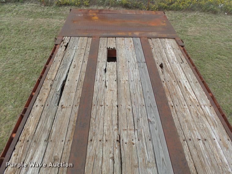 image for item DA4522 1977 Lufkin flatbed trailer
