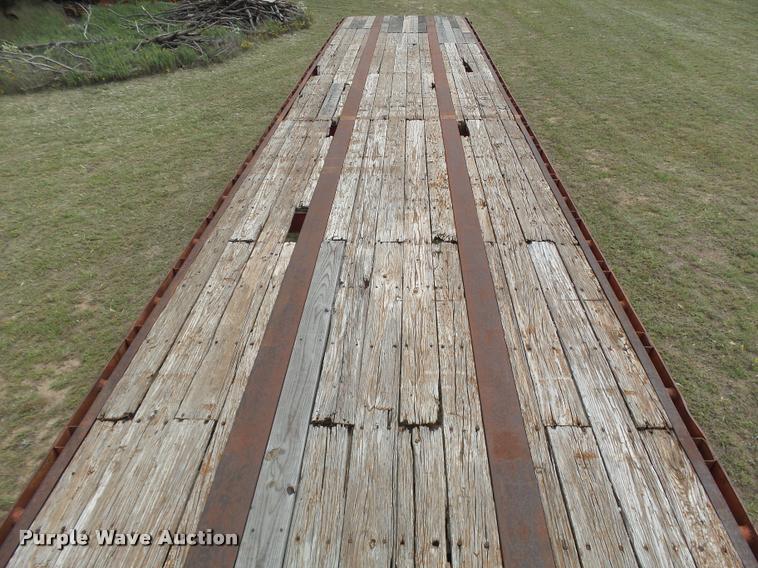 image for item DA4522 1977 Lufkin flatbed trailer