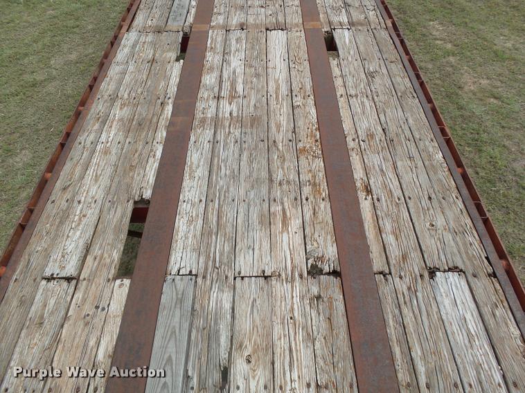 image for item DA4522 1977 Lufkin flatbed trailer