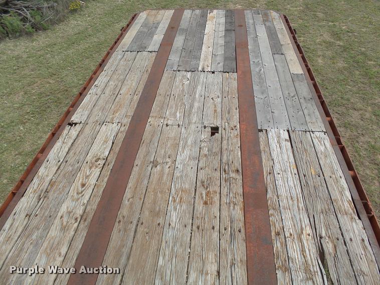 image for item DA4522 1977 Lufkin flatbed trailer