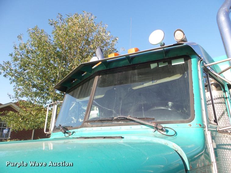 image for item DB3520 2004 Peterbilt 378 semi truck