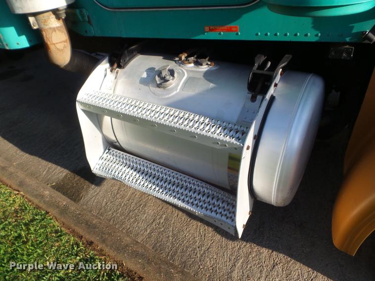 image for item DB3520 2004 Peterbilt 378 semi truck