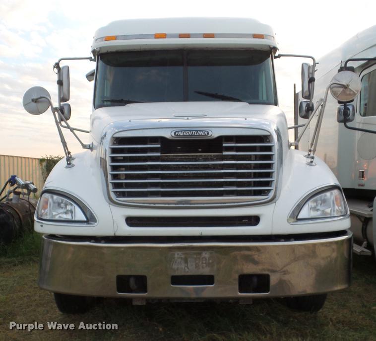 image for item DB3523 2004 Freightliner Columbia semi truck