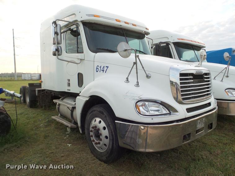 image for item DB3523 2004 Freightliner Columbia semi truck