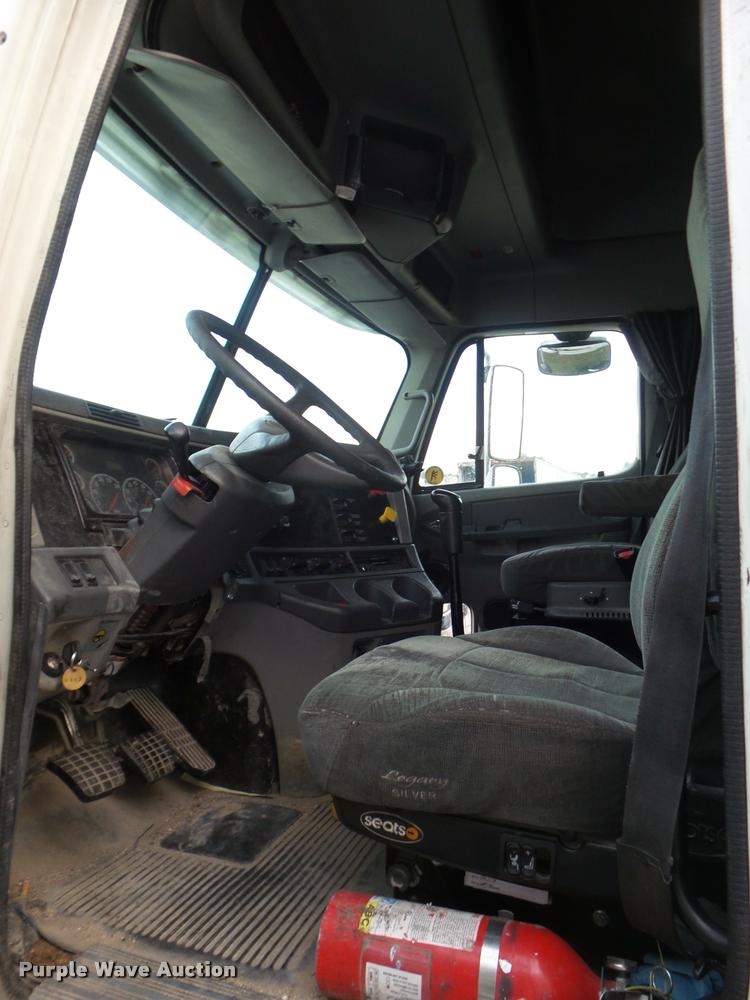 image for item DB3523 2004 Freightliner Columbia semi truck