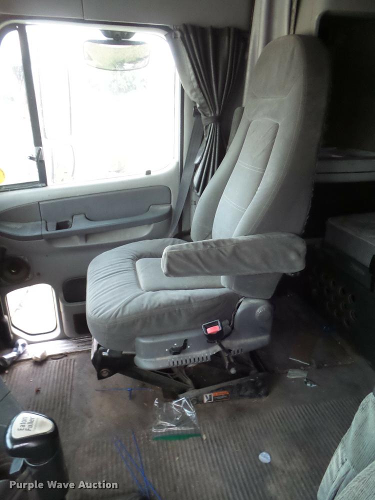 image for item DB3523 2004 Freightliner Columbia semi truck