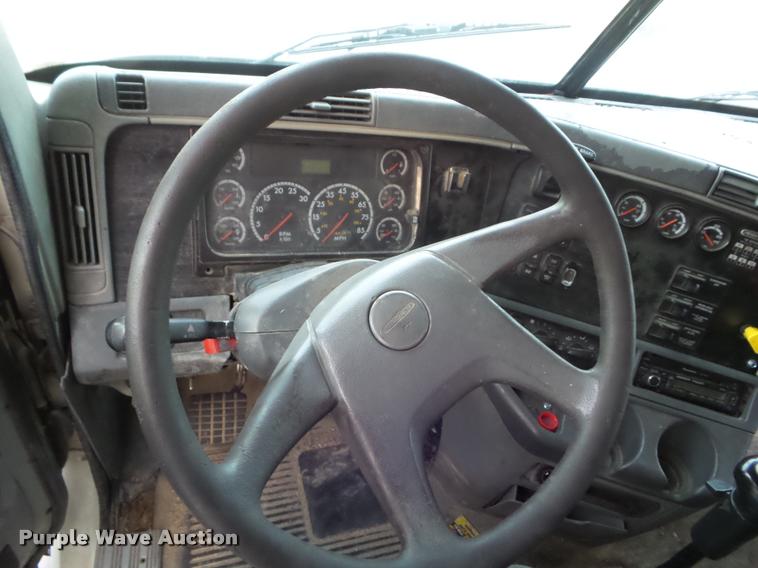 image for item DB3523 2004 Freightliner Columbia semi truck