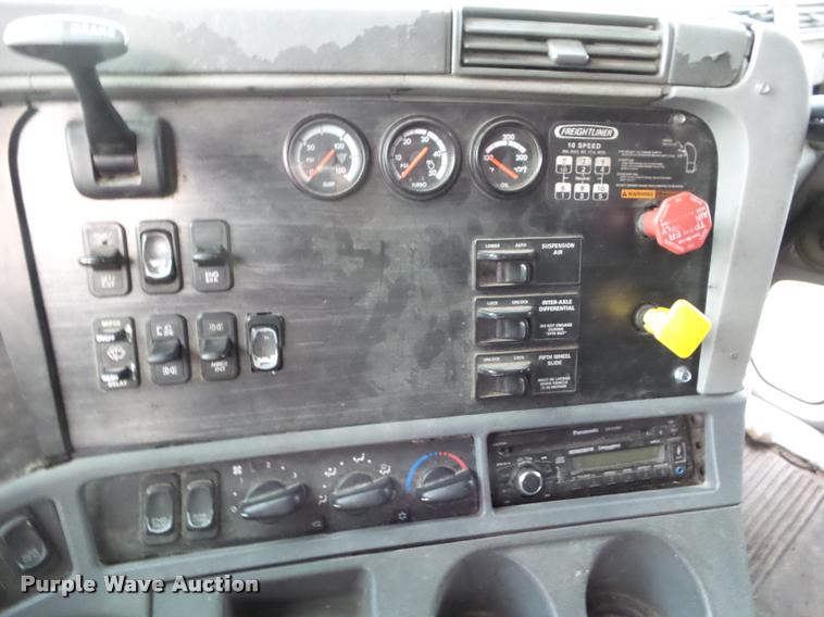 image for item DB3523 2004 Freightliner Columbia semi truck